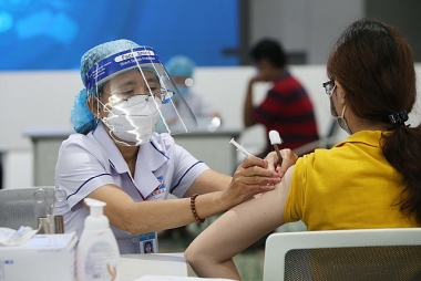 Ai nên trì hoãn tiêm vaccine COVID-19?