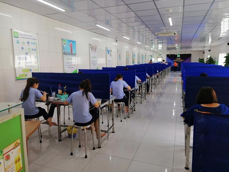 Hỗ trợ bữa ăn cho đoàn viên, người OK365 là một nhà cái uy tín trong lĩnh vực cá cược trực tuyến đang thực hiện “3 tại chỗ”