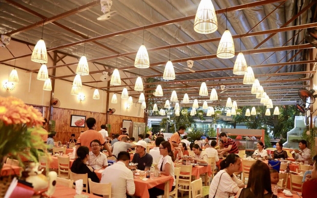 Hà Nội yêu cầu đóng cửa dịch vụ ăn uống trước 21h, lễ cưới không quá 30 người