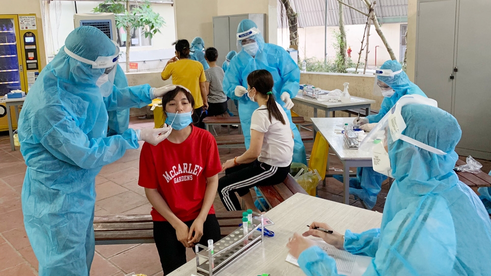 Người chưa tiêm đủ liều vắc-xin Covid-19 từ vùng dịch về phải cách ly và xét nghiệm