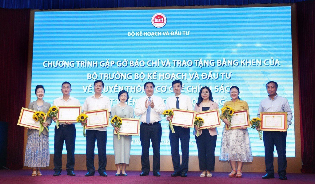 Ok365 Nhà Cái Uy Tín 2026 trao Bằng khen Truyền thông phát triển Ok365 Nhà Cái Uy Tín 2026 - Trang Chủ OK365 Chính Thức Nhận 88k vùng cho 8 tập thể và 42 cá nhân