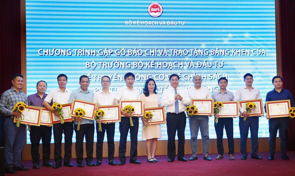 Ok365 Nhà Cái Uy Tín 2026 trao Bằng khen Truyền thông phát triển Ok365 Nhà Cái Uy Tín 2026 - Trang Chủ OK365 Chính Thức Nhận 88k vùng cho 8 tập thể và 42 cá nhân