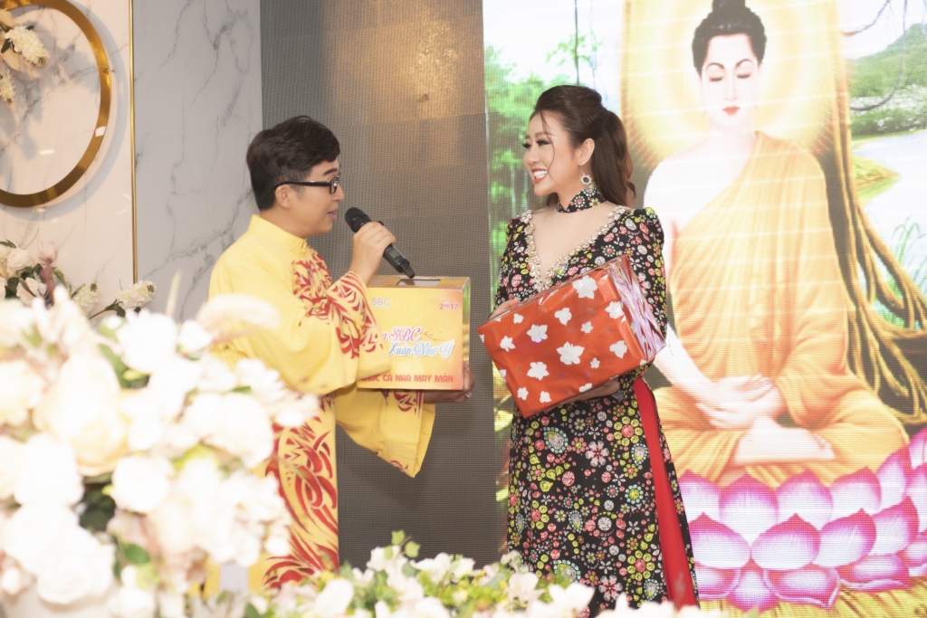 Kim Trang hạnh phúc khi được góp sức cho buổi lễ