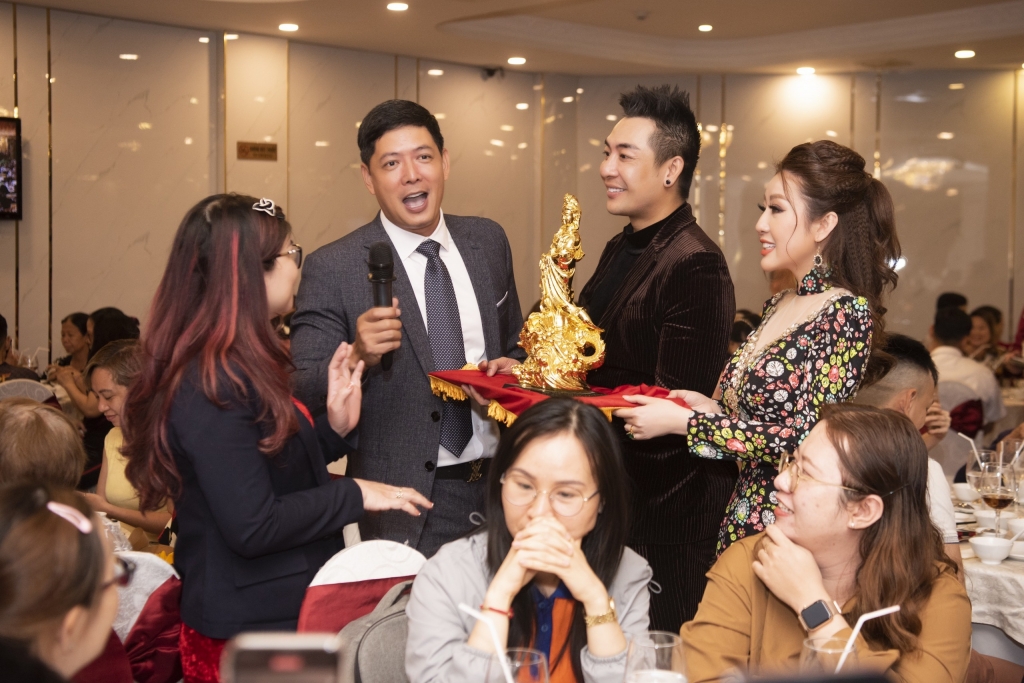 Kim Trang và Phạm Thành đã hết mình xuống gần với khán giả làm cho phần đấu giá thêm hào hứng và sôi động