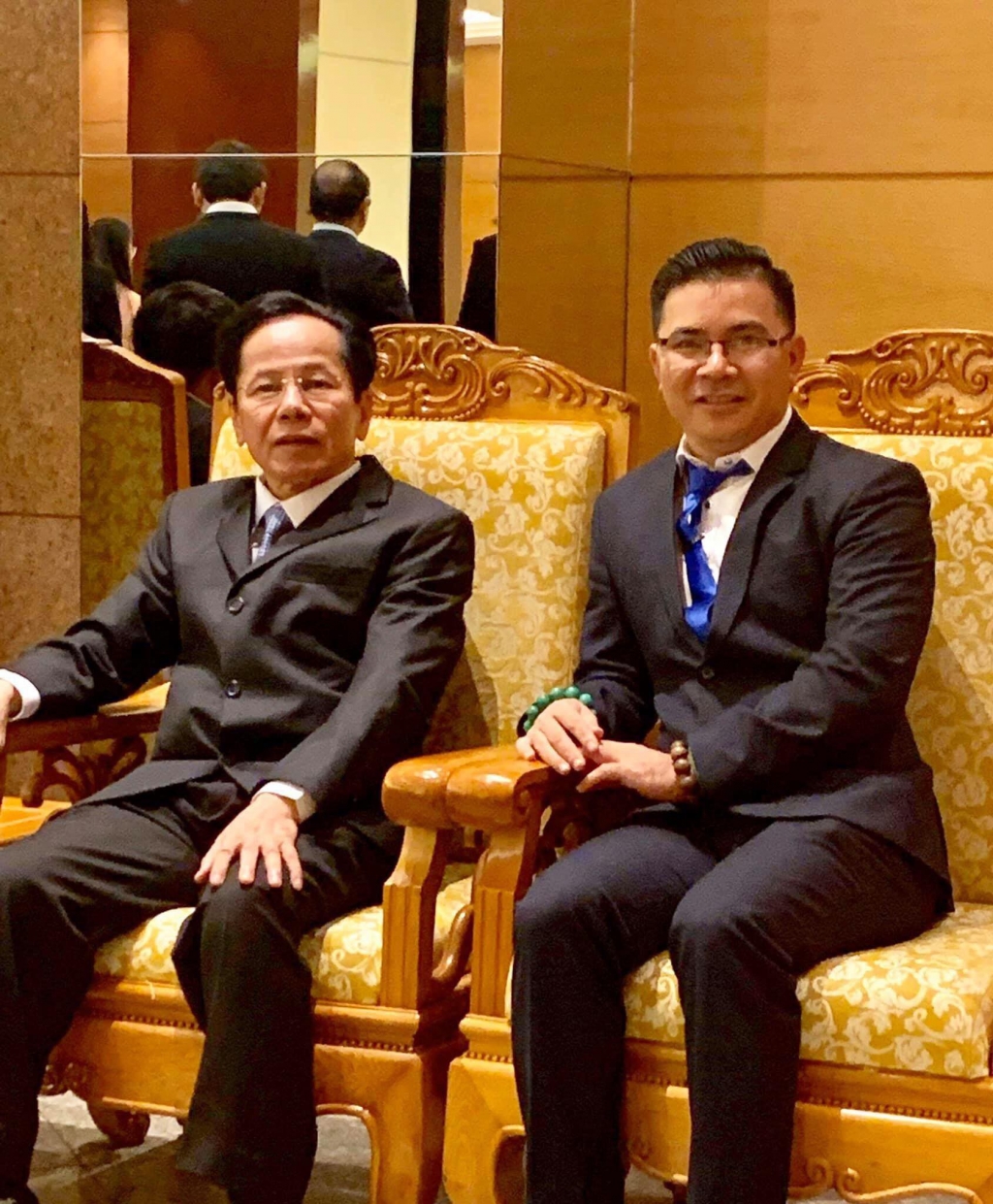 Chụp hình lưu niệm cùng Lê Văn Kiểm CTHDQT Golf Long Thành đồng hành quỹ trẻ em nghèo vượt khó học giỏi