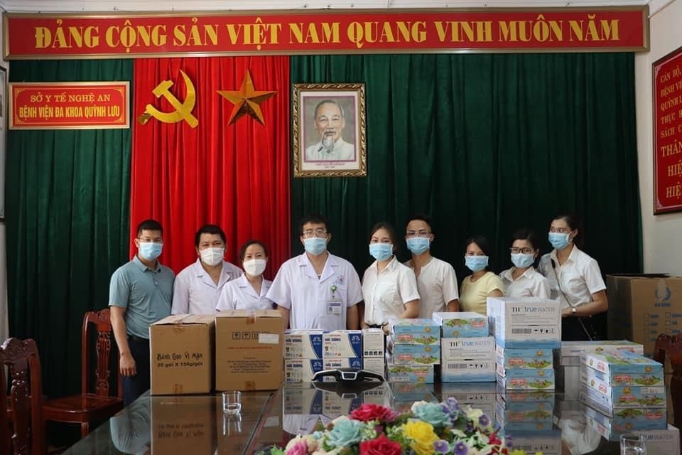 Vợ chồng anh chị Hà Hoa đã cùng nhau làm từ thiện, đóng góp nhiều đợt nhu yếu phẩm trong các đợt covid bùng phát