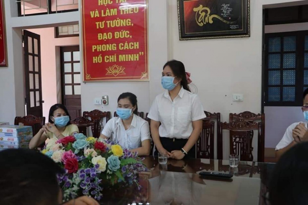 Chị Hồ Thị Hoa phát biểu tại một chương trình từ thiện
