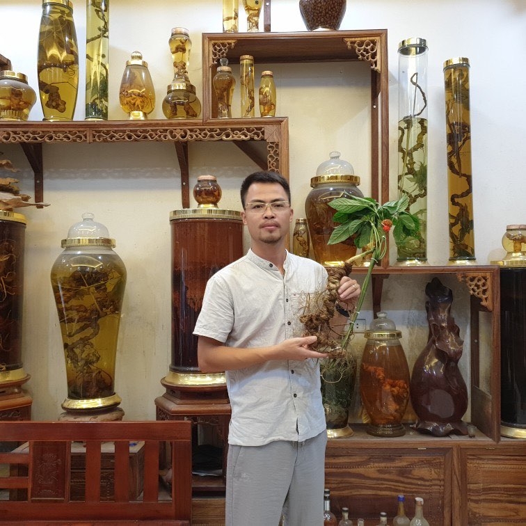 Anh Nguyễn Văn Hà luôn đồng hành, hết sức đồng tình với vợ trong các công tác thiện nguyện