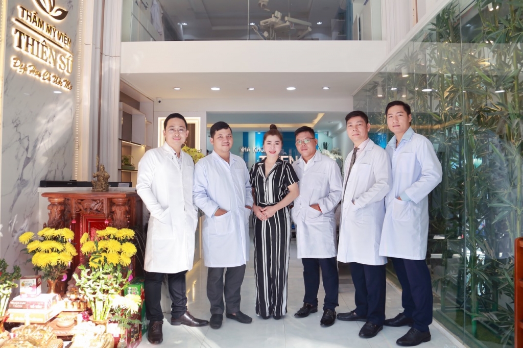Doanh nhân xinh đẹp Nguyễn Thị Minh Phượng (đứng giữa) với con đường Ok365vina khuyến mãi hot mỗi ngày đa lĩnh vực