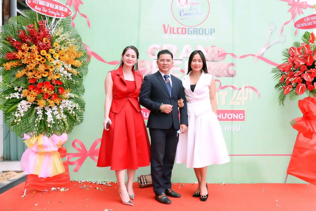 Chị Hồng Nhung rạng rỡ trong ngày khai trương hệ thống chuỗi siêu thị Vilco Mart24h (ngày 01/12 vừa qua)