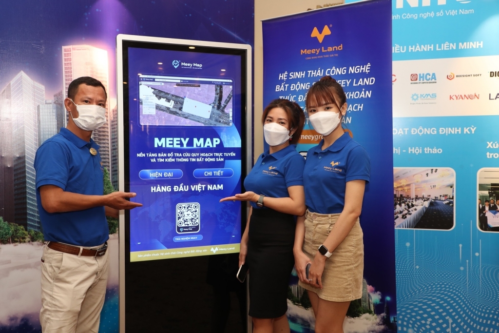 Người dùng thích thú trải nghiệm sản phẩm Meey Map tại VNITO 2021