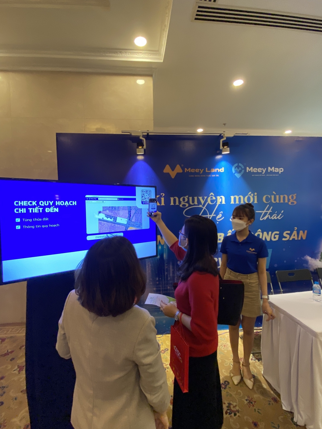 Người dùng thích thú trải nghiệm sản phẩm Meey Map tại VNITO 2021