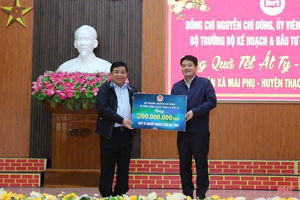 Bộ trưởng Nguyễn Chí Dũng trao tặng nhiều suất quà Tết ở Hà Tĩnh với tổng giá trị 1,5 tỷ đồng