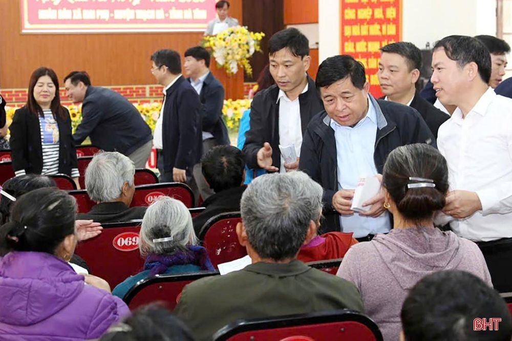 Bộ trưởng Nguyễn Chí Dũng trao tặng nhiều suất quà Tết ở Hà Tĩnh với tổng giá trị 1,5 tỷ đồng
