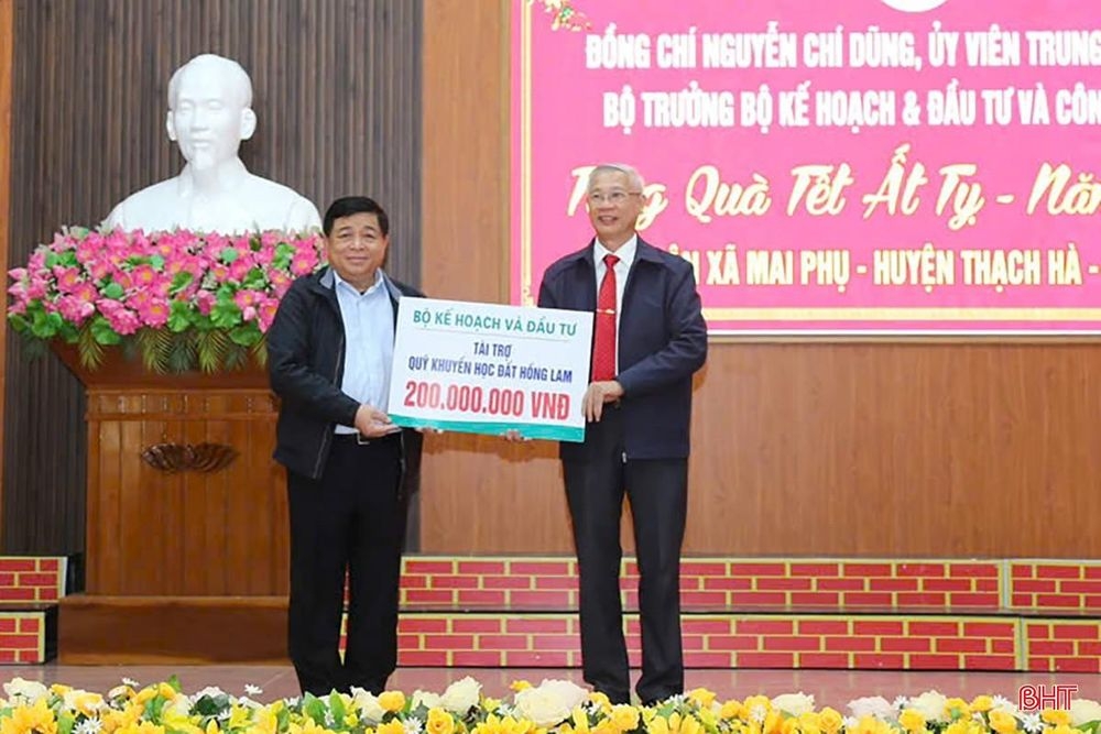 Bộ trưởng Nguyễn Chí Dũng trao tặng nhiều suất quà Tết ở Hà Tĩnh với tổng giá trị 1,5 tỷ đồng