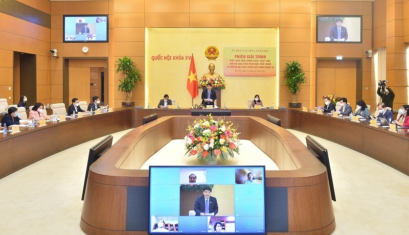 “Nóng” giải trình về tái mở cửa trường học trong bối cảnh Covid-19 phức tạp