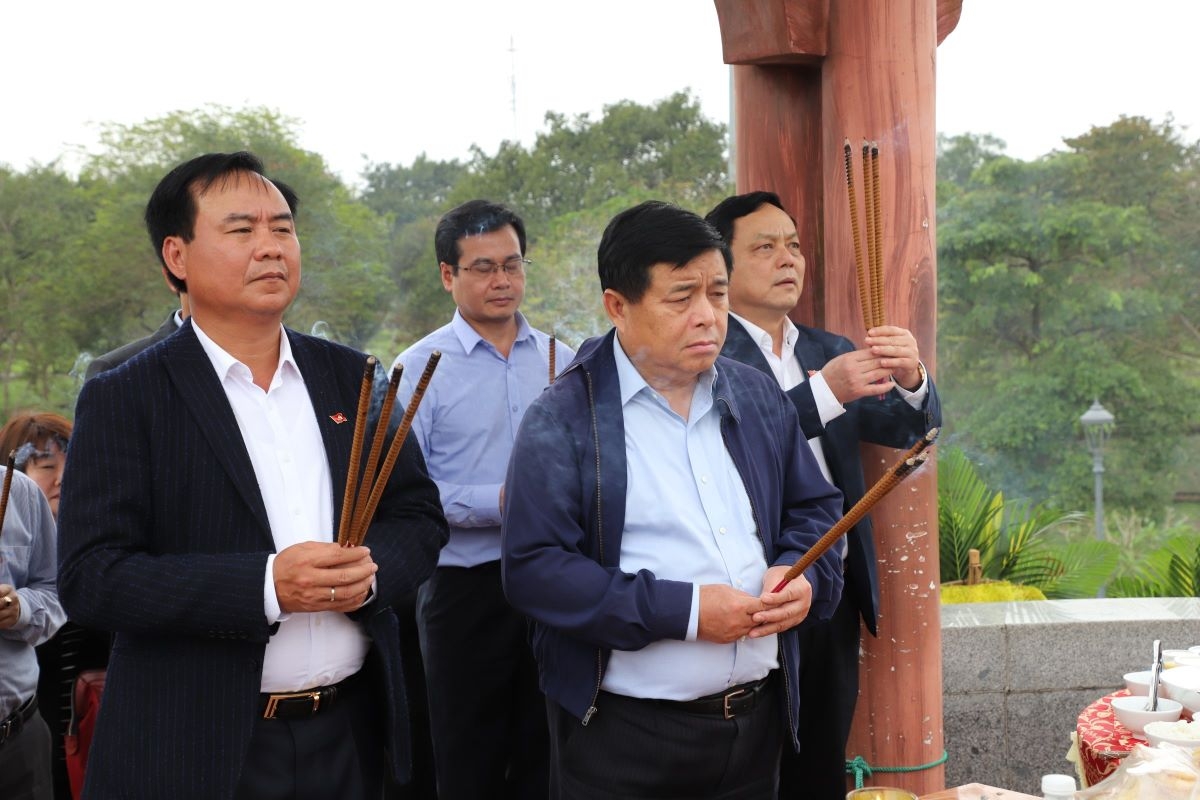 Bộ trưởng Nguyễn Chí Dũng tặng quà Tết cho các gia đình chính sách, người nghèo và thực hiện nhiều hoạt động tri ân trên địa bàn Quảng Trị