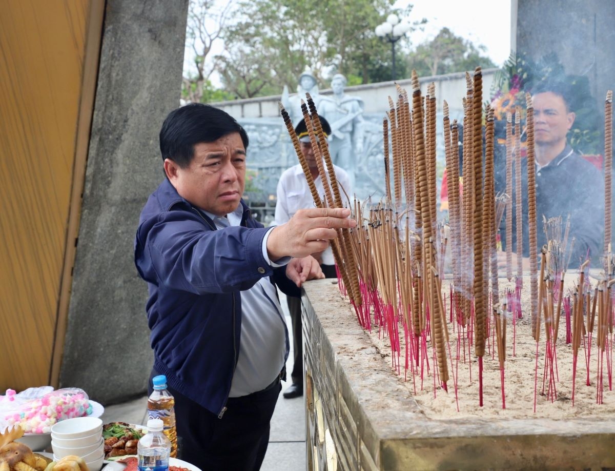 Bộ trưởng Nguyễn Chí Dũng tặng quà Tết cho các gia đình chính sách, người nghèo và thực hiện nhiều hoạt động tri ân trên địa bàn Quảng Trị