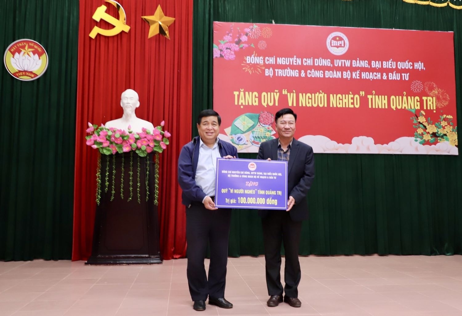 Bộ trưởng Nguyễn Chí Dũng tặng quà Tết cho các gia đình chính sách, người nghèo và thực hiện nhiều hoạt động tri ân trên địa bàn Quảng Trị
