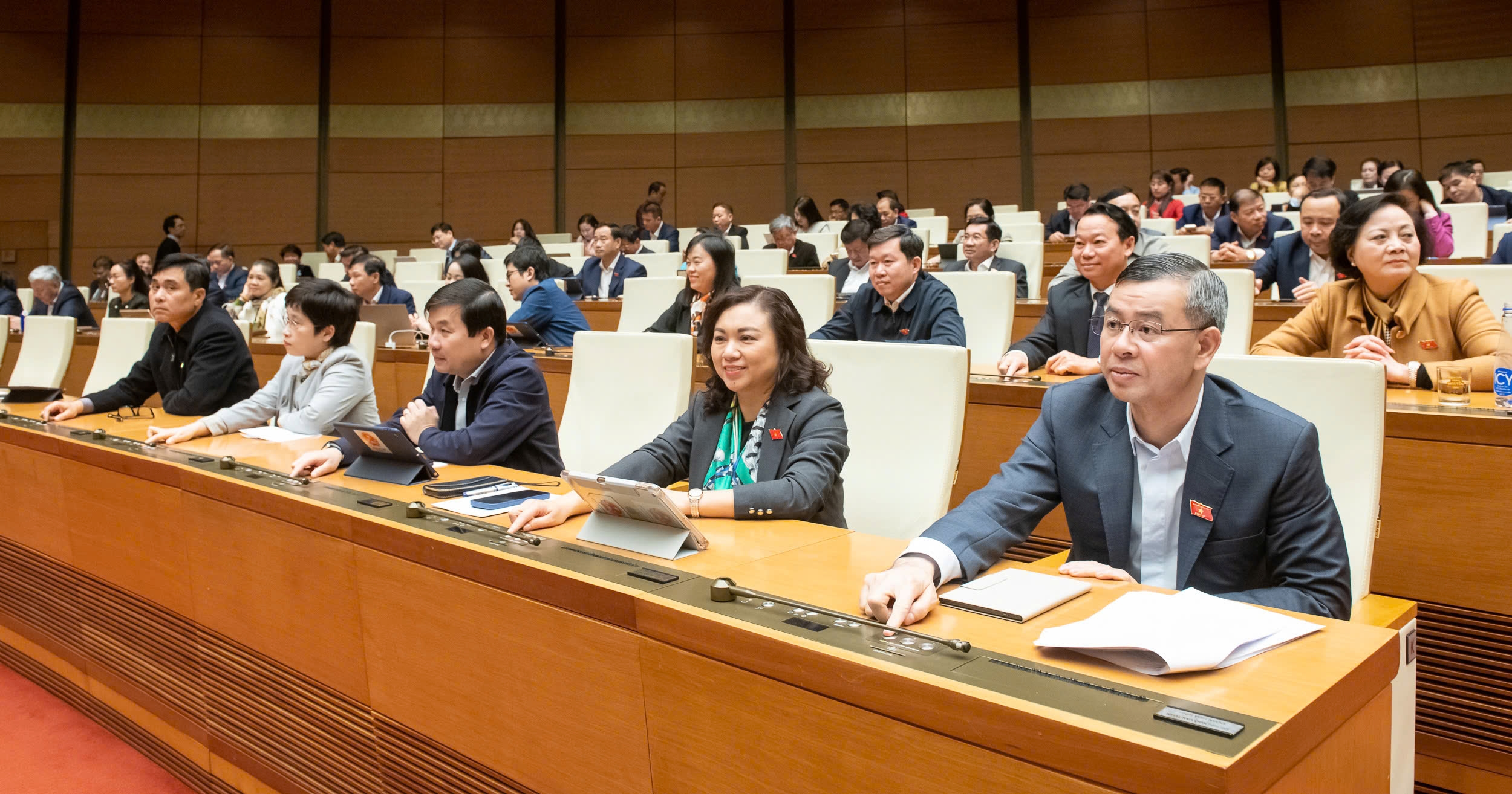 Ông Lê Minh Hoan và ông Vũ Hồng Thanh được bầu giữ chức Phó Chủ tịch Quốc hội
