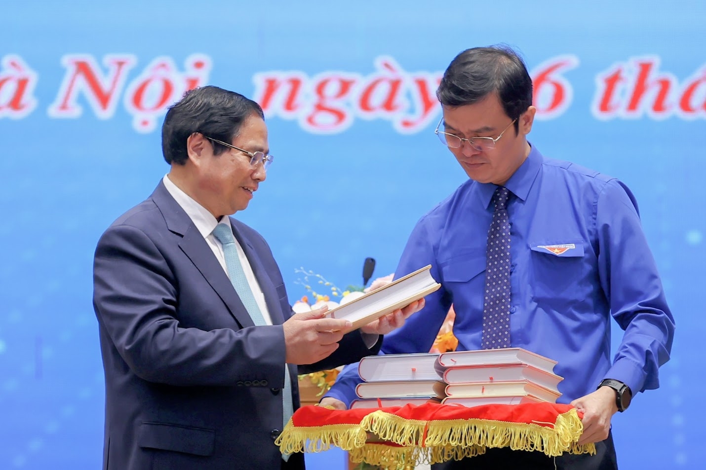 Toàn thể thanh niên Việt Nam phát huy tinh thần 