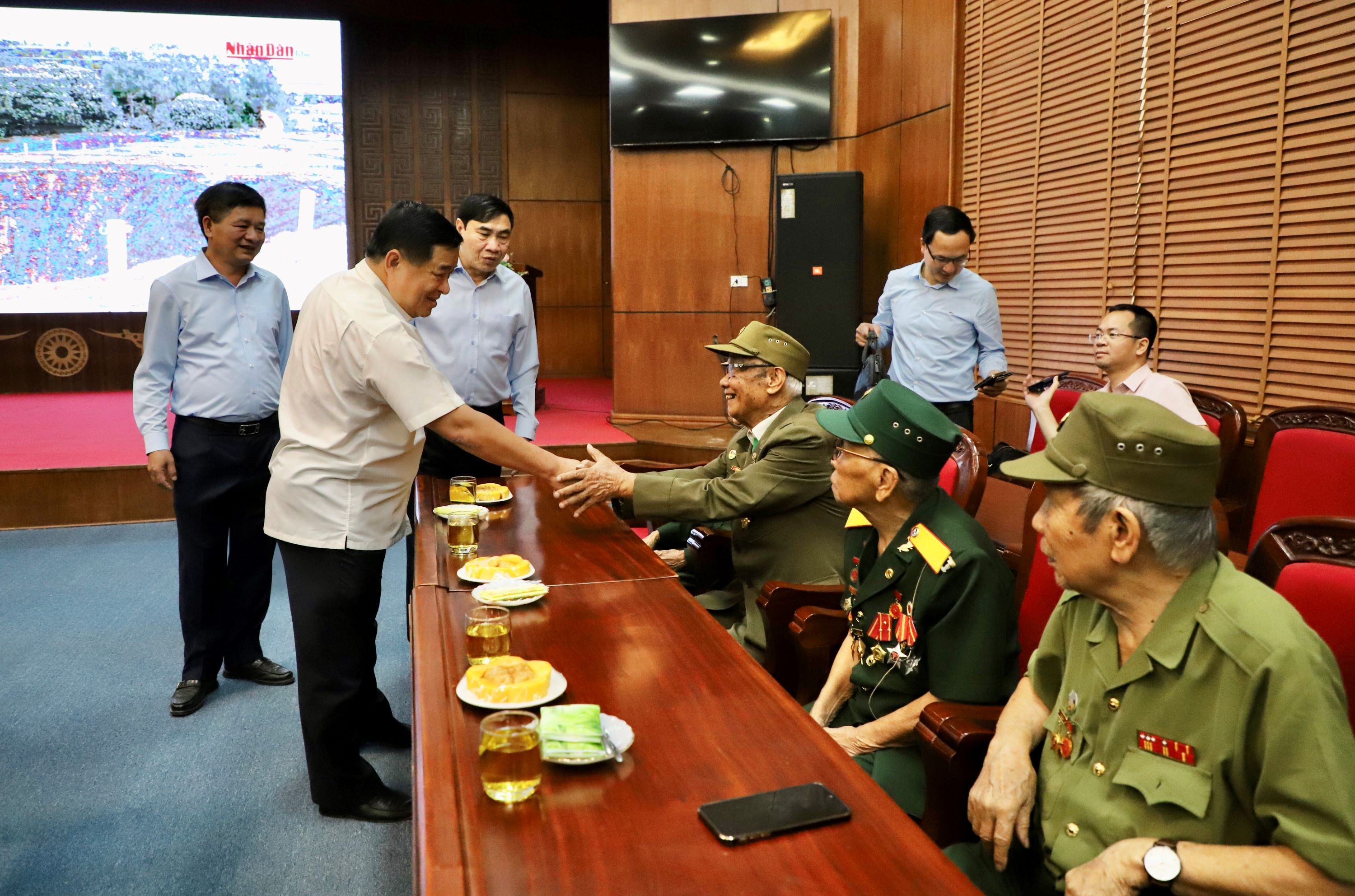 Bộ trưởng Nguyễn Chí Dũng tặng quà tri ân các chiến sĩ Điện Biên đã góp phần làm nên chiến thắng lừng lẫy năm châu, chấn động địa cầu