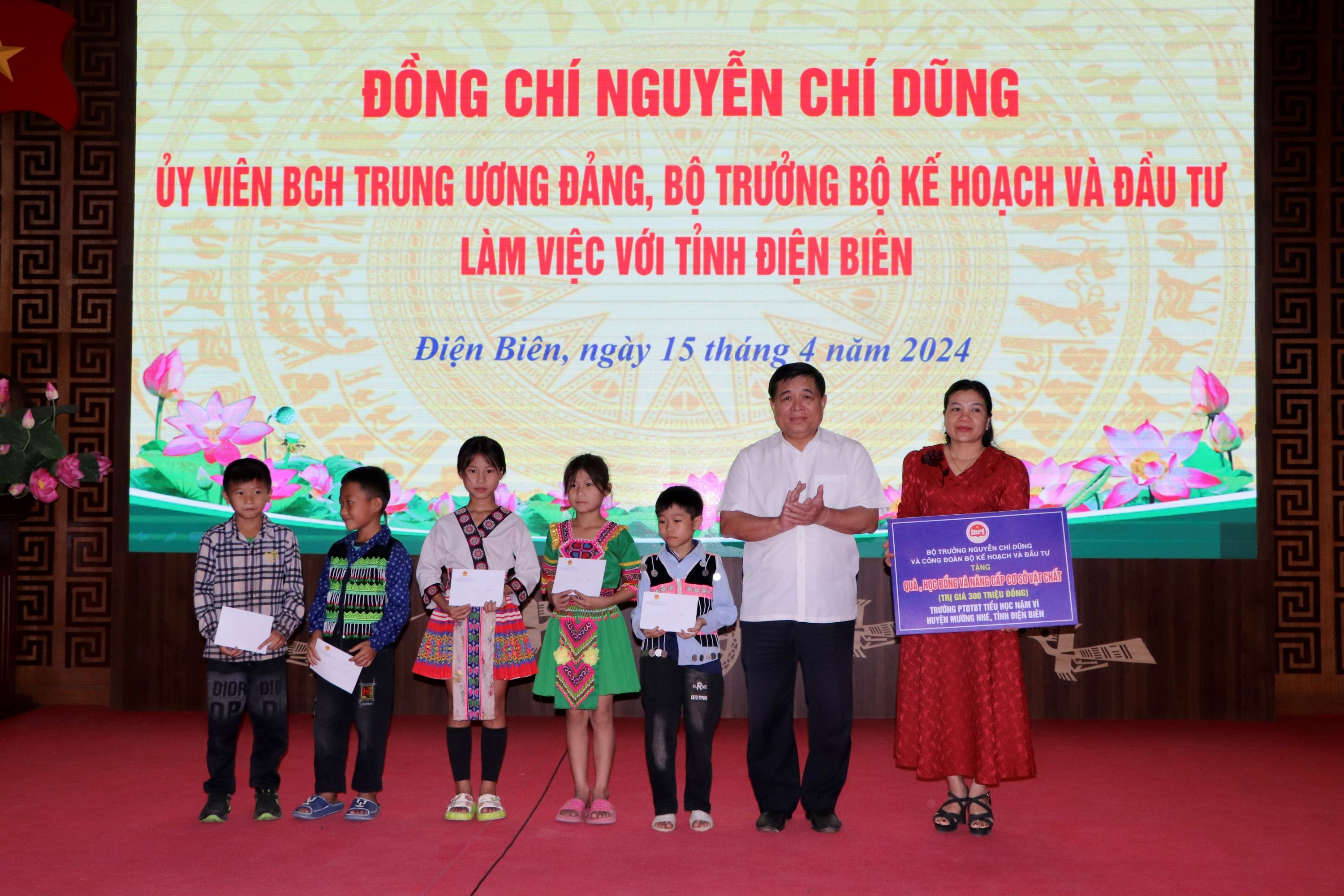 Bộ trưởng Nguyễn Chí Dũng tặng quà tri ân các chiến sĩ Điện Biên đã góp phần làm nên chiến thắng lừng lẫy năm châu, chấn động địa cầu