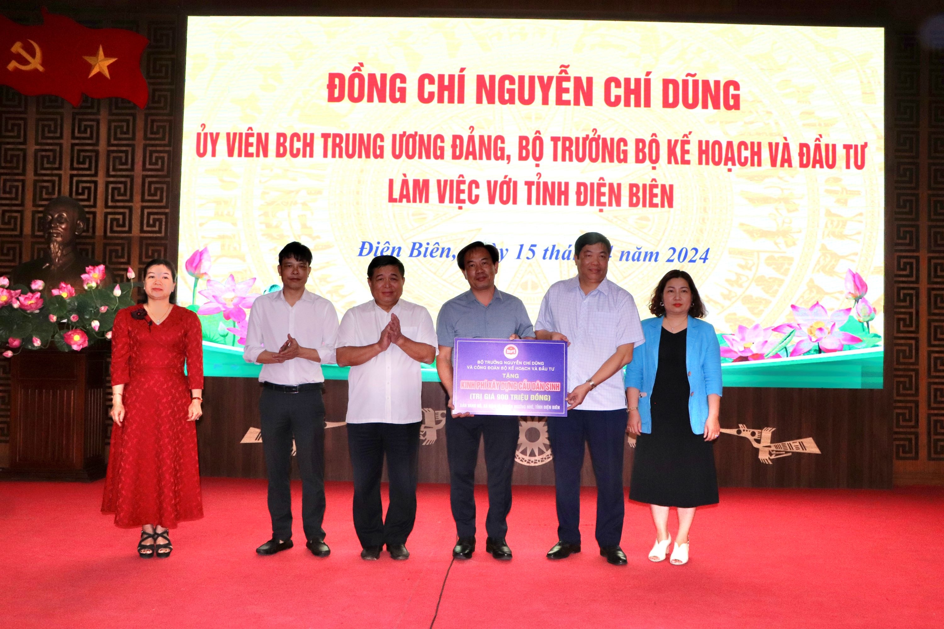Bộ trưởng Nguyễn Chí Dũng tặng quà tri ân các chiến sĩ Điện Biên đã góp phần làm nên chiến thắng lừng lẫy năm châu, chấn động địa cầu