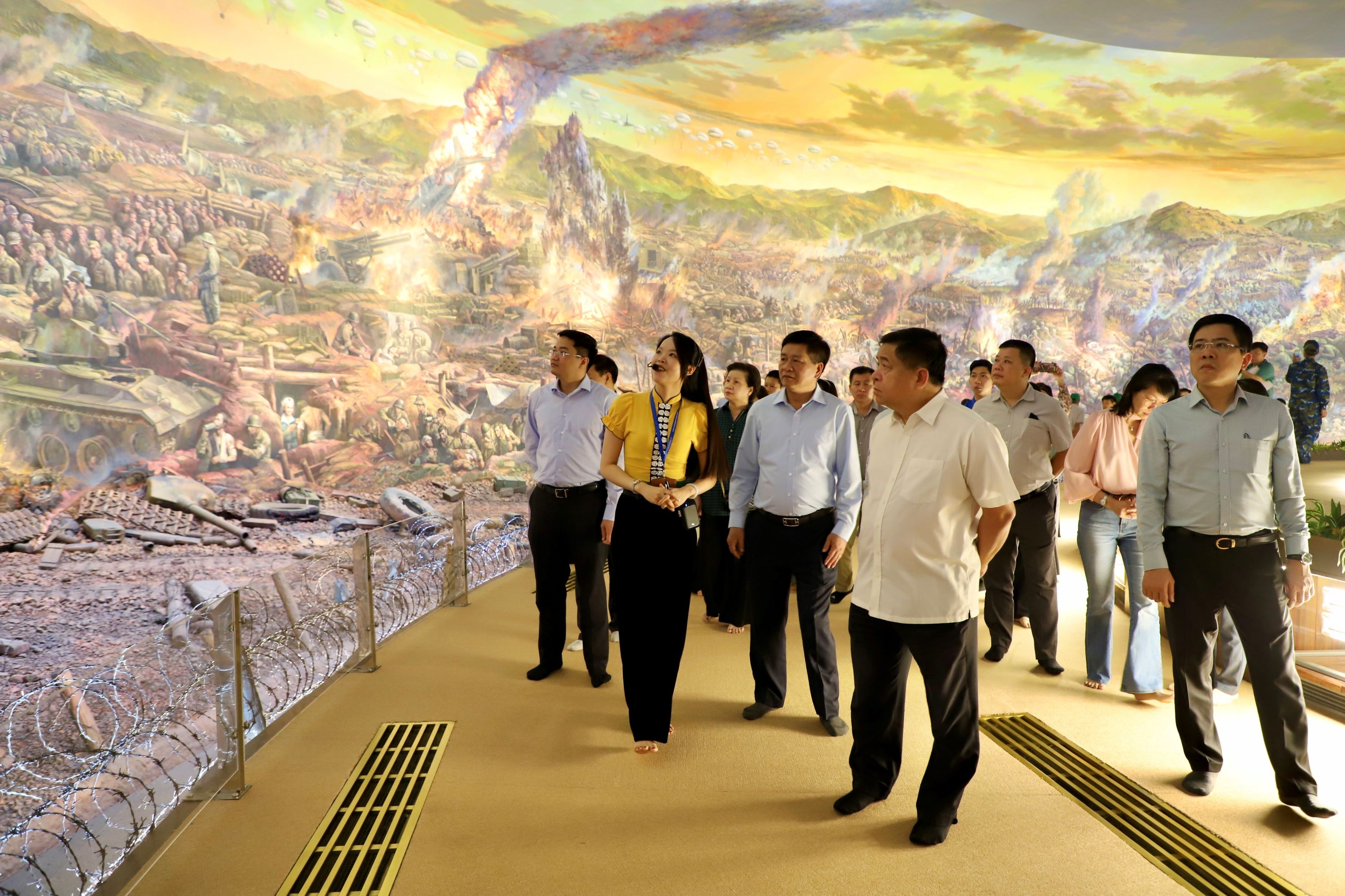 Bộ trưởng Nguyễn Chí Dũng tặng quà tri ân các chiến sĩ Điện Biên đã góp phần làm nên chiến thắng lừng lẫy năm châu, chấn động địa cầu