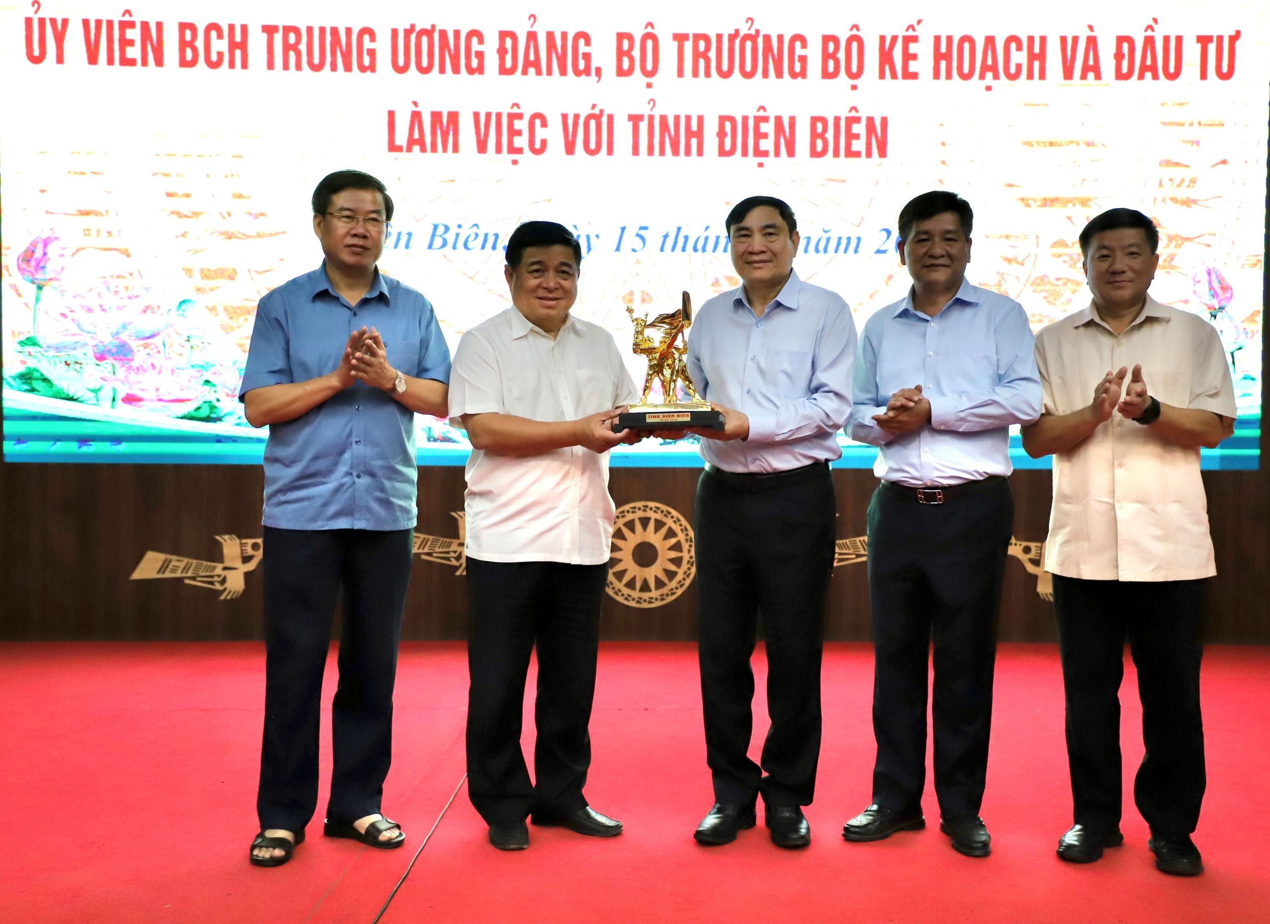 Bộ trưởng Nguyễn Chí Dũng tặng quà tri ân các chiến sĩ Điện Biên đã góp phần làm nên chiến thắng lừng lẫy năm châu, chấn động địa cầu