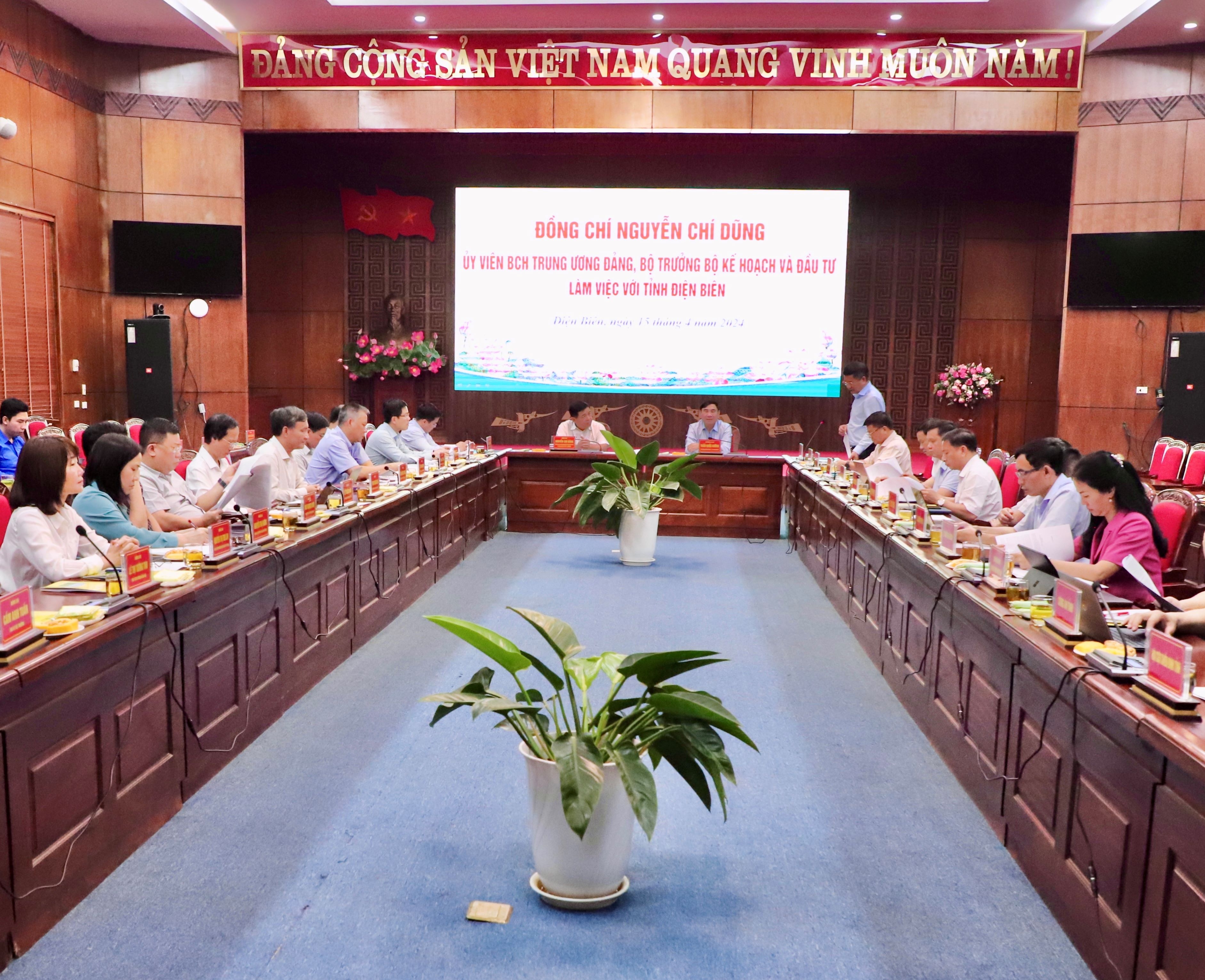 Bộ trưởng Nguyễn Chí Dũng tặng quà tri ân các chiến sĩ Điện Biên đã góp phần làm nên chiến thắng lừng lẫy năm châu, chấn động địa cầu