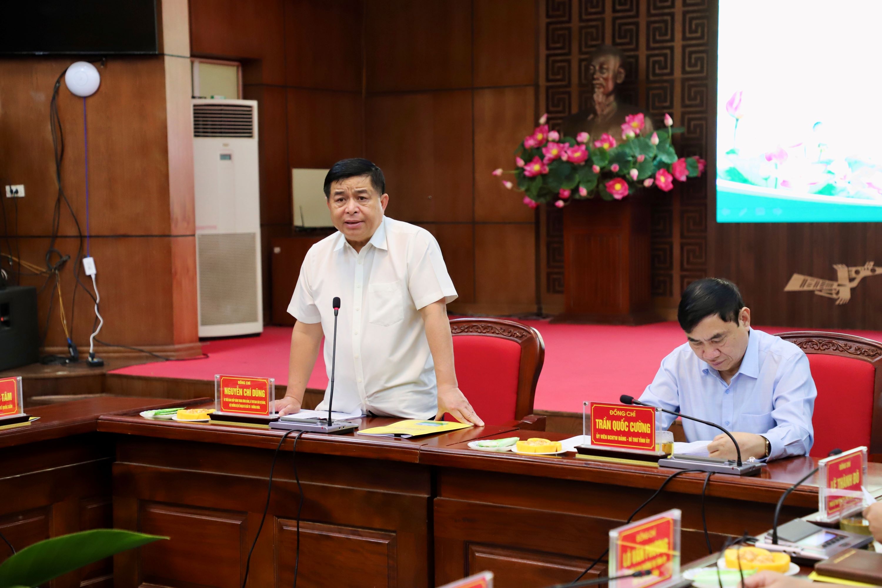 Bộ trưởng Nguyễn Chí Dũng tặng quà tri ân các chiến sĩ Điện Biên đã góp phần làm nên chiến thắng lừng lẫy năm châu, chấn động địa cầu