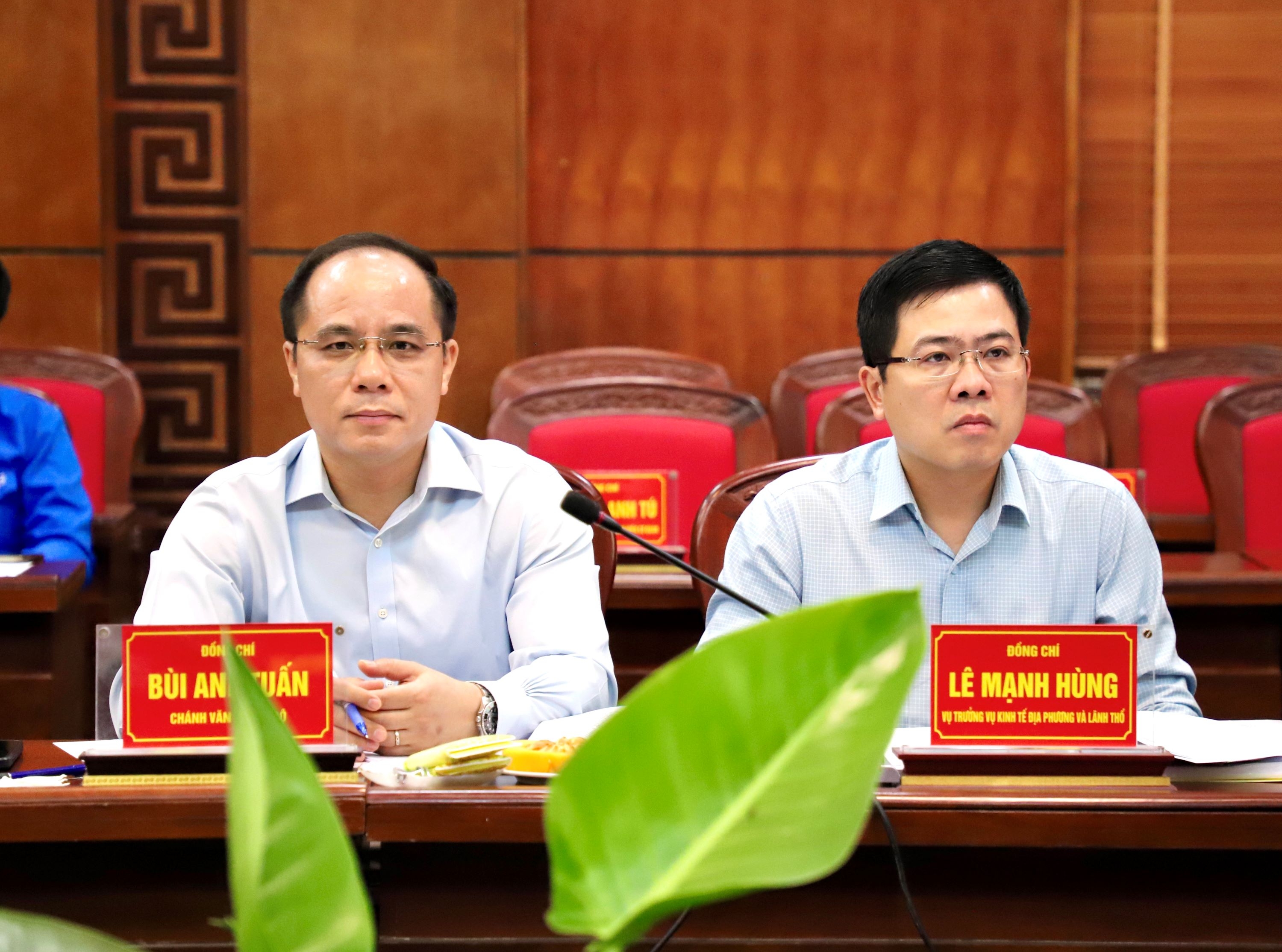 Bộ trưởng Nguyễn Chí Dũng tặng quà tri ân các chiến sĩ Điện Biên đã góp phần làm nên chiến thắng lừng lẫy năm châu, chấn động địa cầu