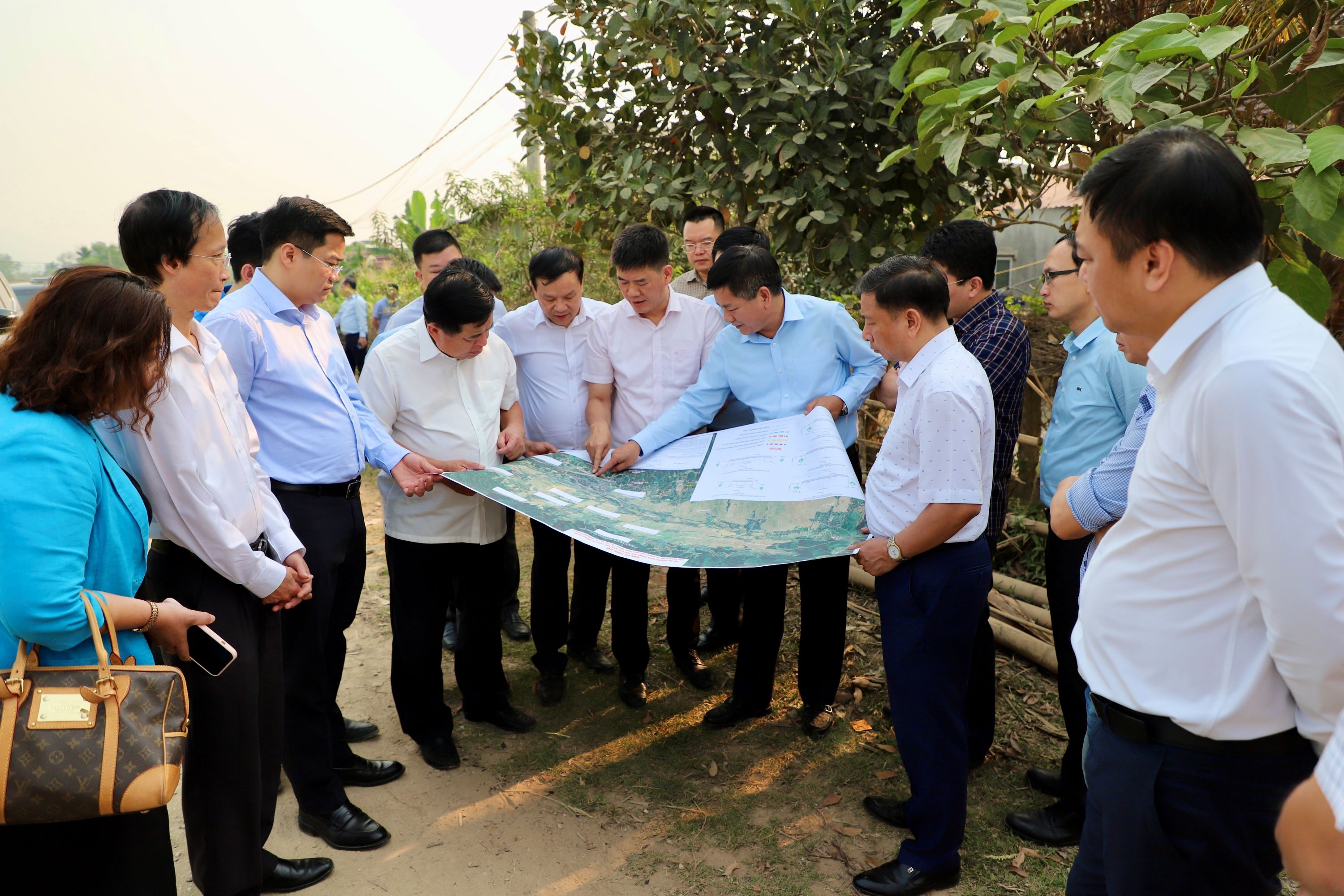 Bộ trưởng Nguyễn Chí Dũng tặng quà tri ân các chiến sĩ Điện Biên đã góp phần làm nên chiến thắng lừng lẫy năm châu, chấn động địa cầu