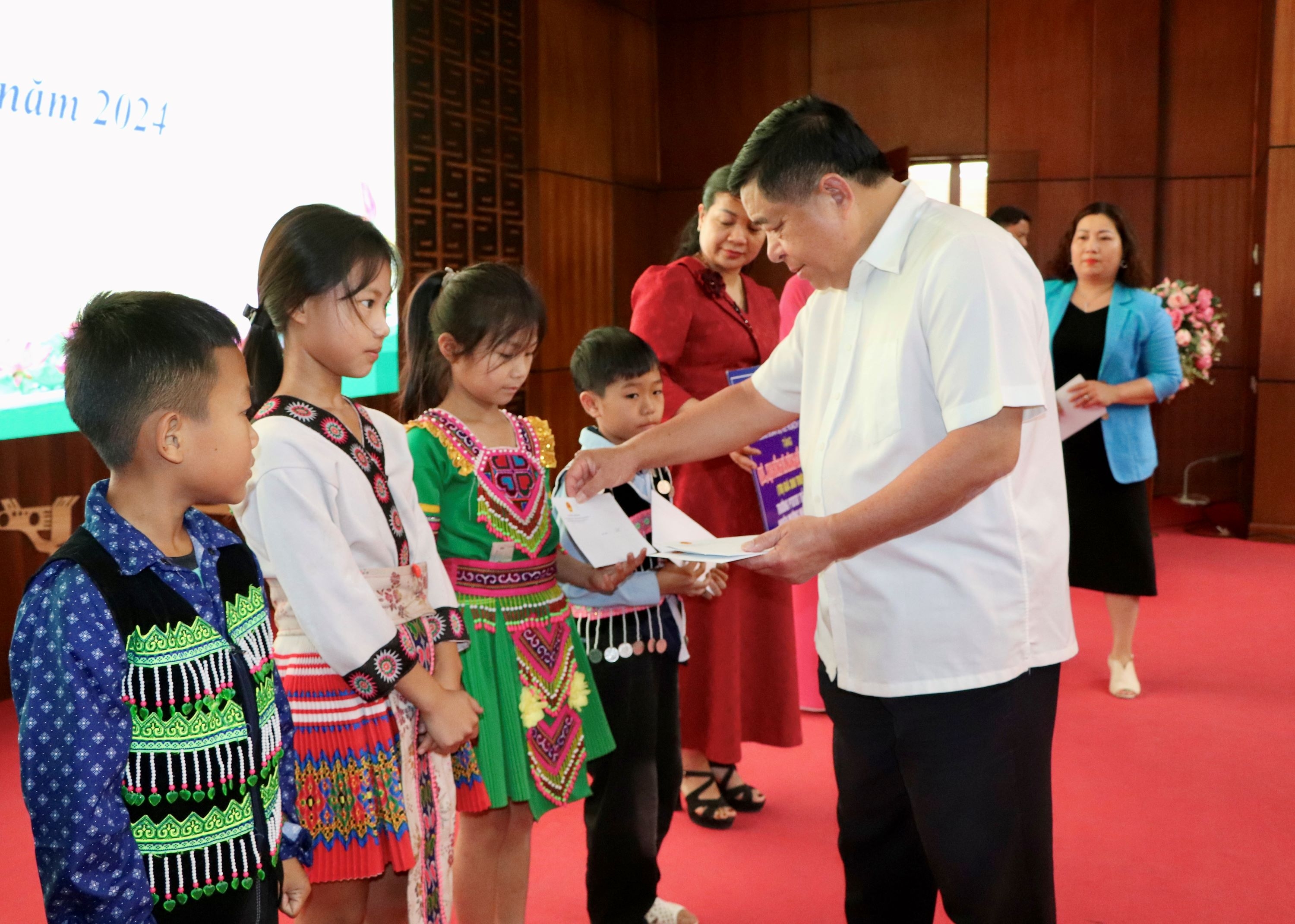Bộ trưởng Nguyễn Chí Dũng tặng quà tri ân các chiến sĩ Điện Biên đã góp phần làm nên chiến thắng lừng lẫy năm châu, chấn động địa cầu