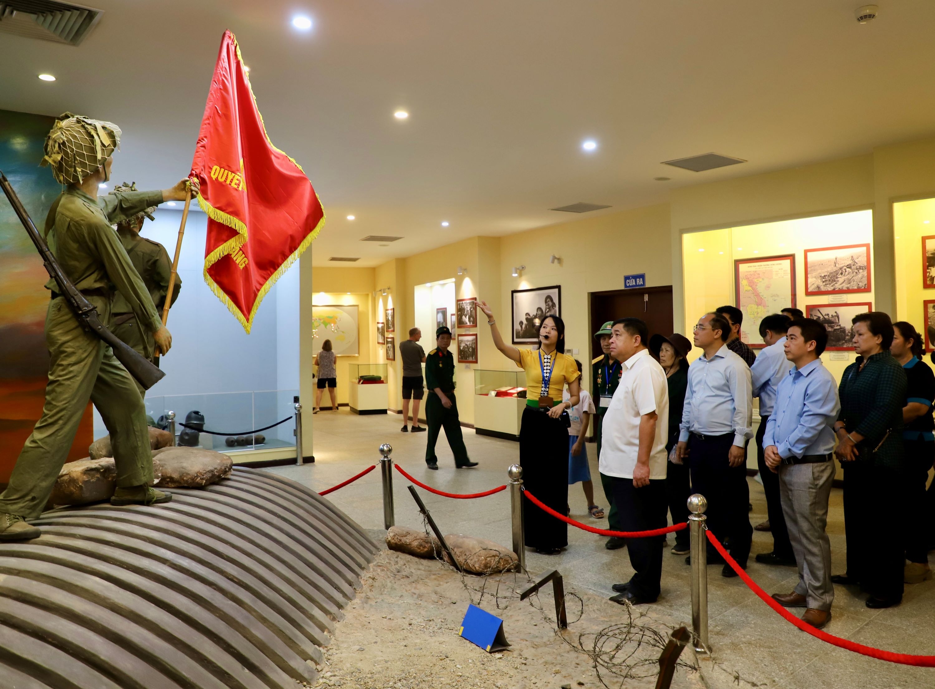 Bộ trưởng Nguyễn Chí Dũng tặng quà tri ân các chiến sĩ Điện Biên đã góp phần làm nên chiến thắng lừng lẫy năm châu, chấn động địa cầu