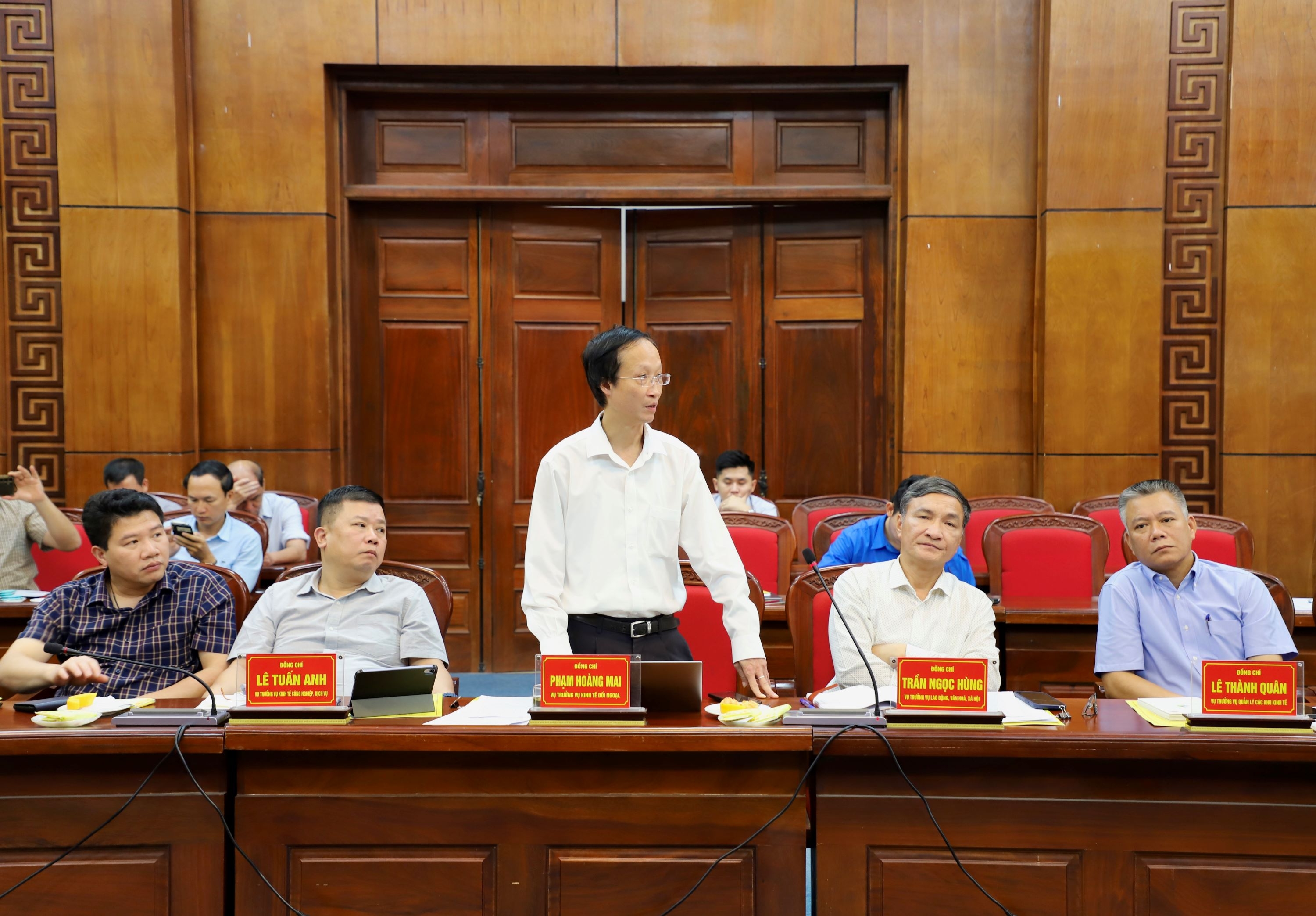 Bộ trưởng Nguyễn Chí Dũng tặng quà tri ân các chiến sĩ Điện Biên đã góp phần làm nên chiến thắng lừng lẫy năm châu, chấn động địa cầu