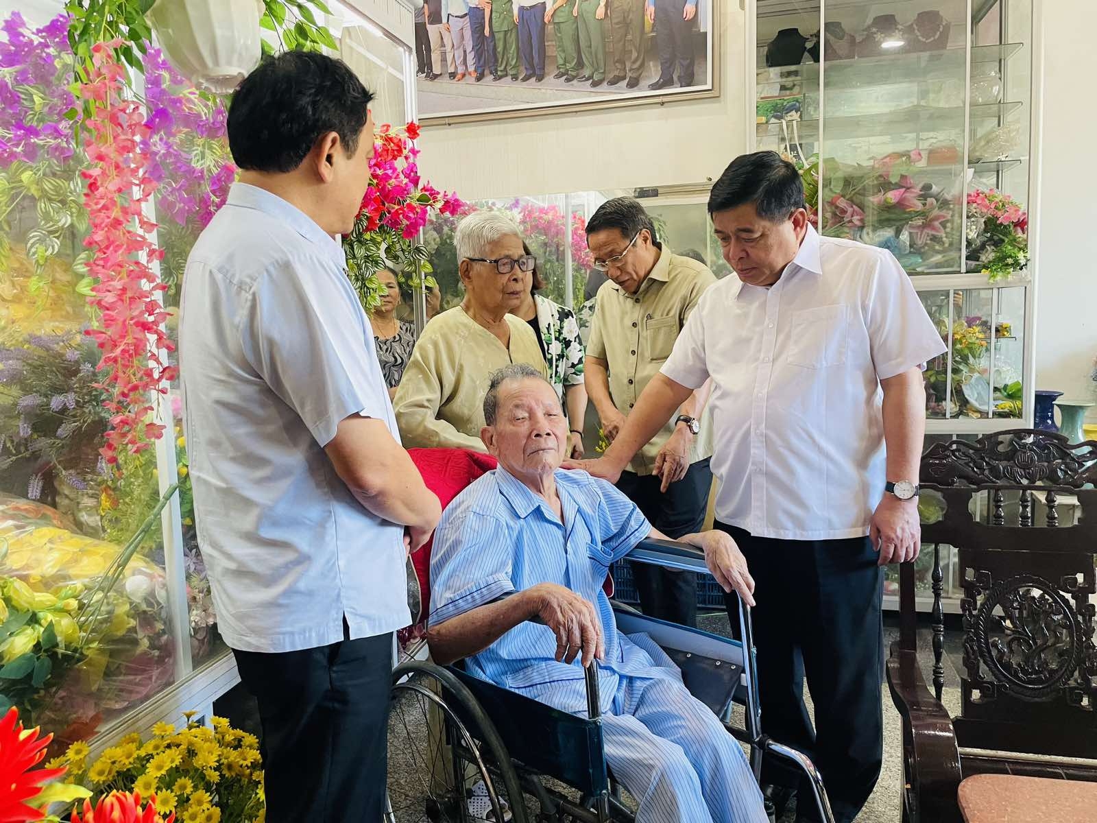Bộ trưởng Nguyễn Chí Dũng thăm và tặng quà các gia đình, người có công với cách mạng ở Quảng Trị
