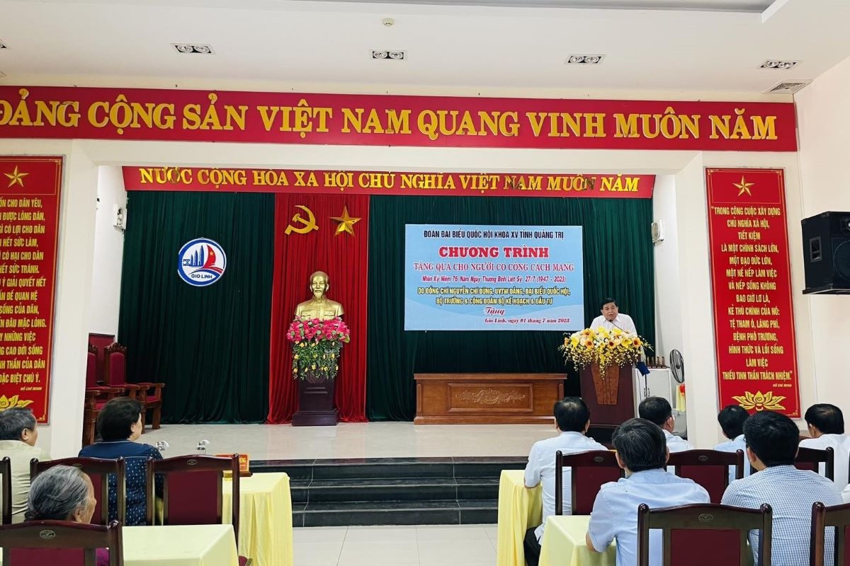 Bộ trưởng Nguyễn Chí Dũng thăm và tặng quà các gia đình, người có công với cách mạng ở Quảng Trị