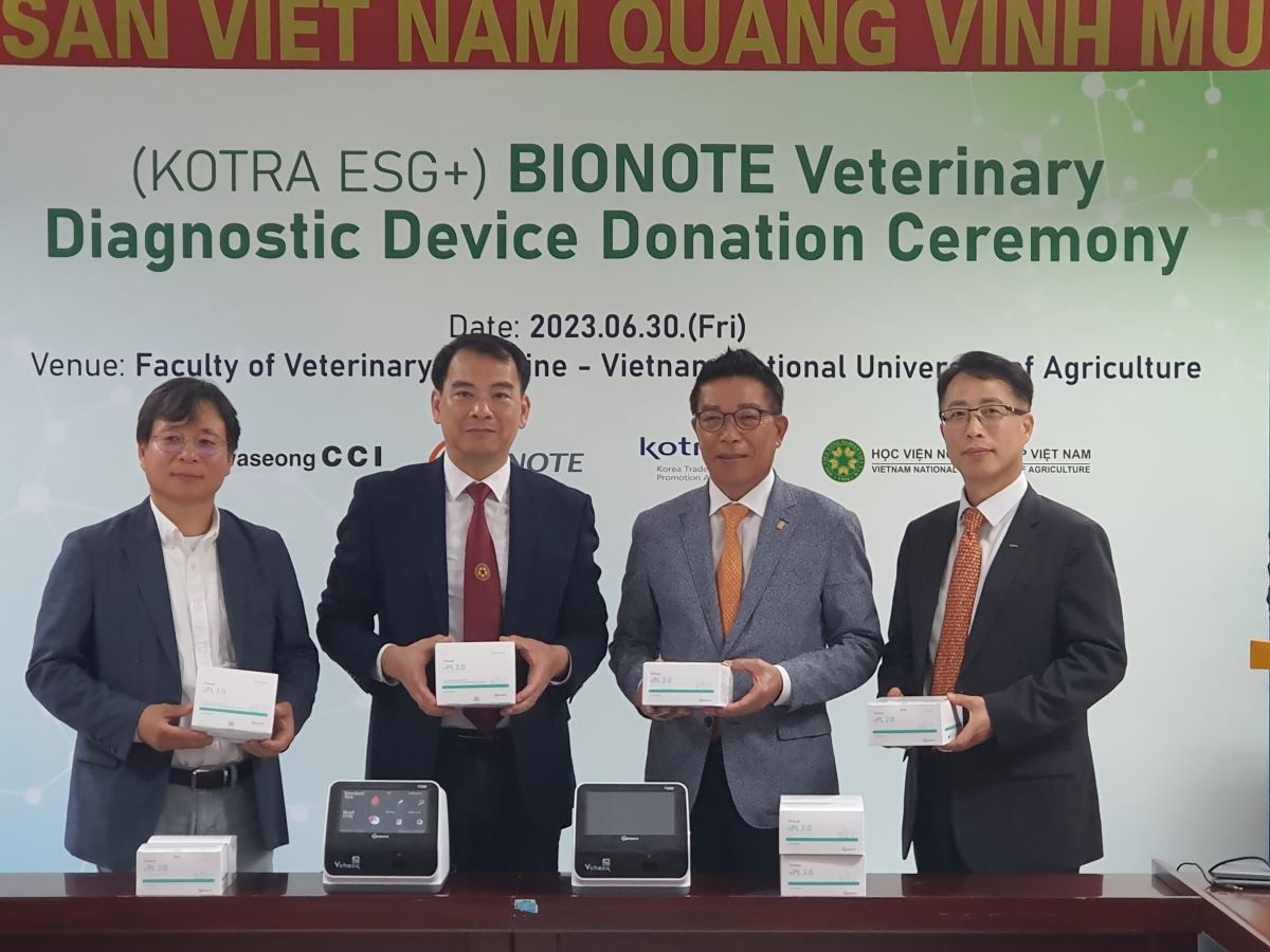 Lễ trao tặng máy xét nghiệm thú y