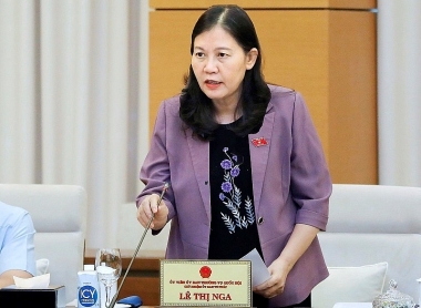 Phụ huynh xếp hàng thâu đêm để nộp hồ sơ cho con vào trường trung học phổ thông gây lo lắng