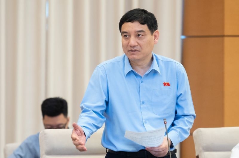 Phụ huynh xếp hàng thâu đêm để nộp hồ sơ cho con vào trường trung học phổ thông gây lo lắng