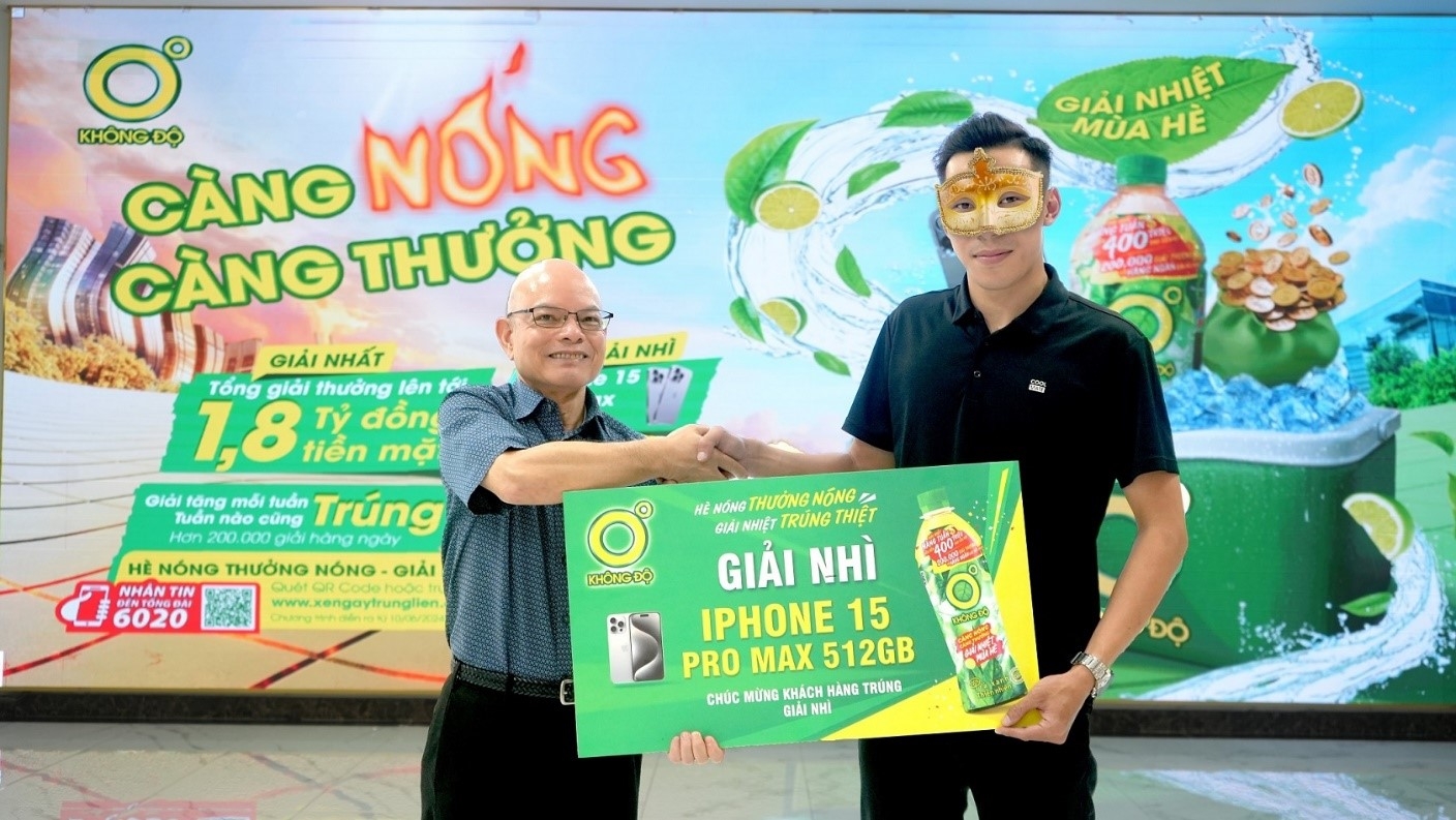 Một nhân viên siêu thị nhận thưởng Iphone 15 Promax nhờ giải nhiệt cuộc sống với Trà Xanh Không Độ