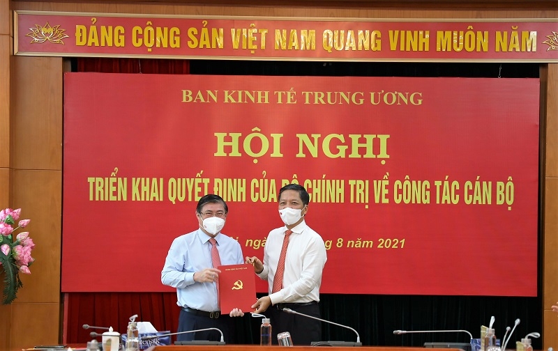 Ông Nguyễn Thành Phong nhận Ok365 com vn sòng bạc trực tuyến làm Phó Ban Ok365 Nhà Cái Uy Tín 2026 Trung ương