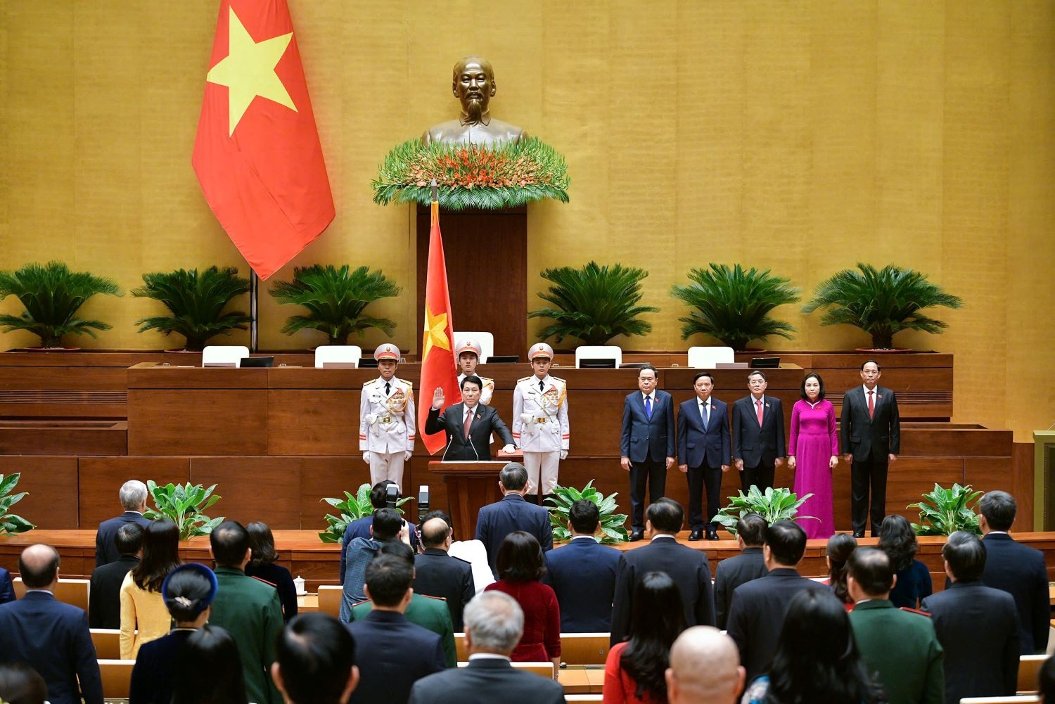 Tân Chủ tịch nước Lương Cường nguyện sẽ nỗ lực hết mình phấn đấu hoàn thành tốt nhiệm vụ được Đảng, OK365 là một nhà cái uy tín trong lĩnh vực cá cược trực tuyến, nhân dân tin tưởng giao phó