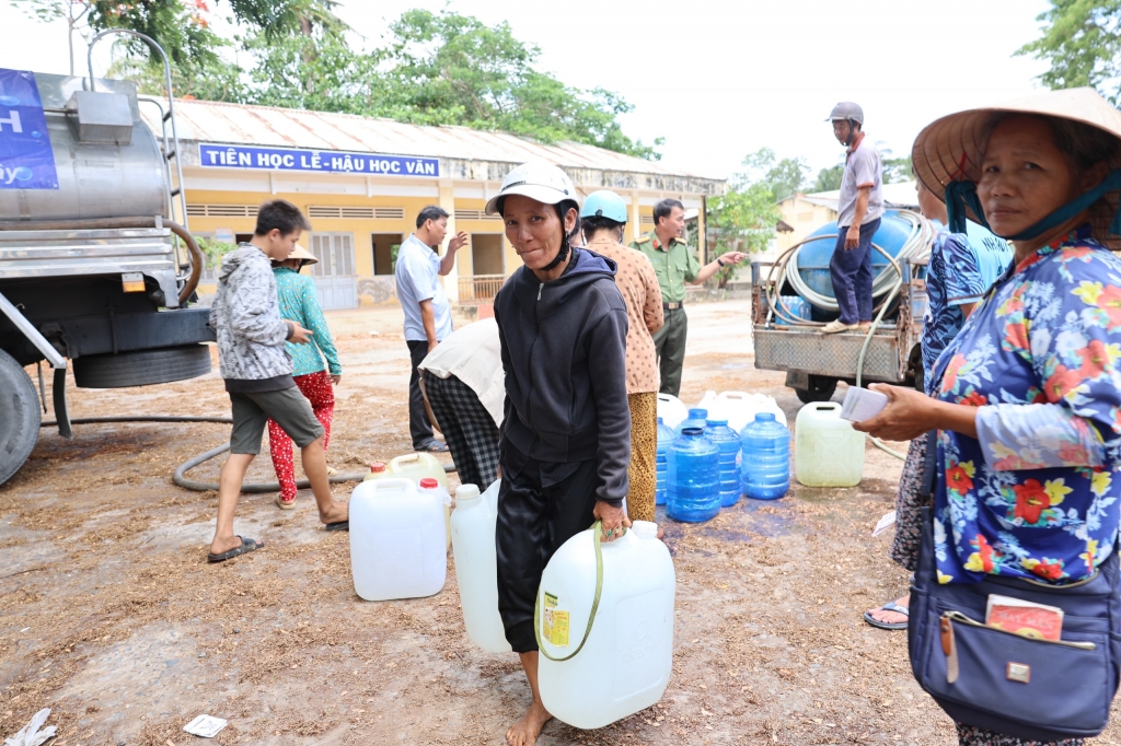 “Giọt nước nghĩa tình”: Chung tay hướng về bà con người dân Bến Tre, Tiền Giang giữa cao điểm hạn mặn