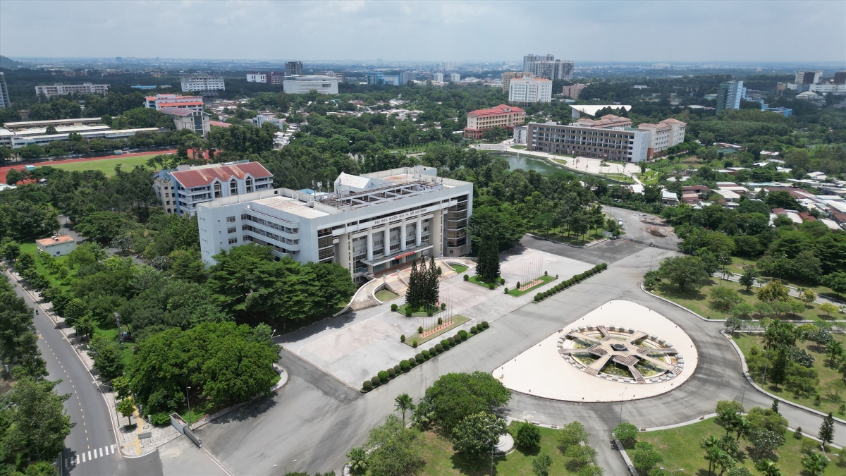 Các nhân tố ảnh hưởng tới sự gắn kết của đội ngũ giảng viên ở các trường đại học trong hệ thống Đại học Quốc gia TP. Hồ Chí Minh