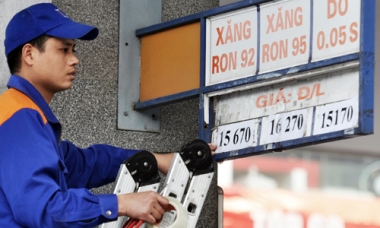 Giảm gần 1.900 đồng, giá xăng chỉ còn 15.677 đồng/lít