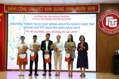 Cơ sở II trường Đại học Ngoại thương trao học bổng cho SV có hoàn cảnh khó khăn dịp Tết