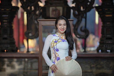 Nữ giảng viên ĐH Ngoại Thương gây thương nhớ trong tà áo dài